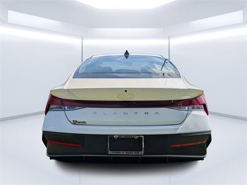 Used 2024 Hyundai Elantra SEL image 4