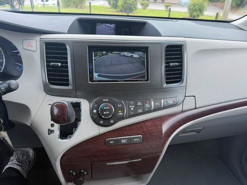 Used 2013 Toyota Sienna XLE FWD image 21