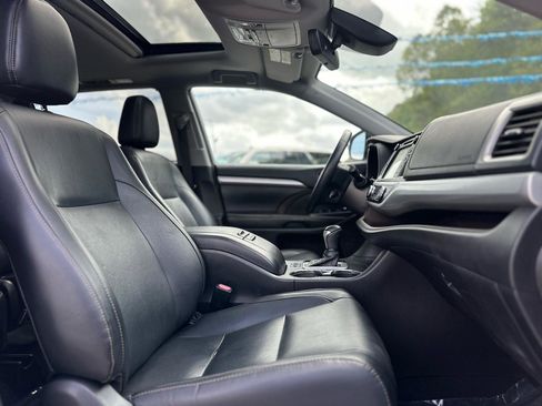 Used 2018 Toyota Highlander XLE FWD image 19