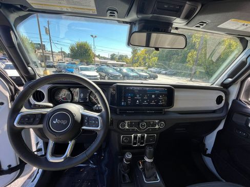 Used 2025 Jeep Wrangler Sahara image 29
