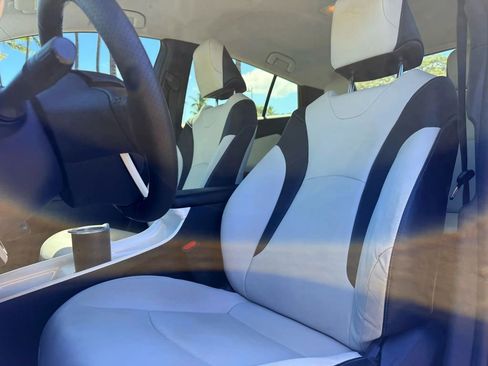 Used 2017 Toyota Prius Prime Premium image 8