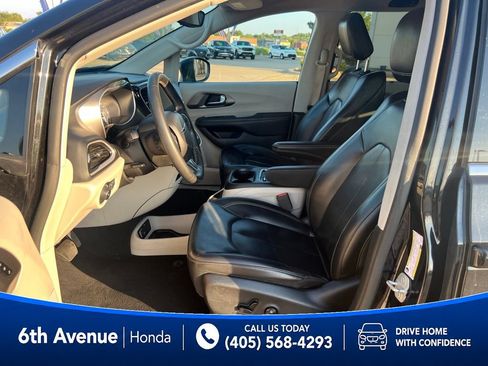 Used 2023 Chrysler Pacifica Touring-L FWD image 31