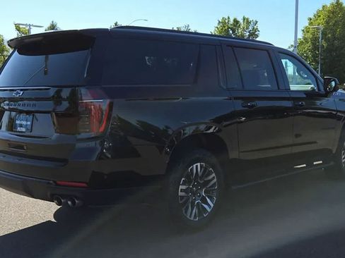Used 2025 Chevrolet Suburban Z71 AWD/4WD image 8