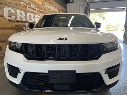 Used 2023 Jeep Grand Cherokee Altitude AWD/4WD image 6