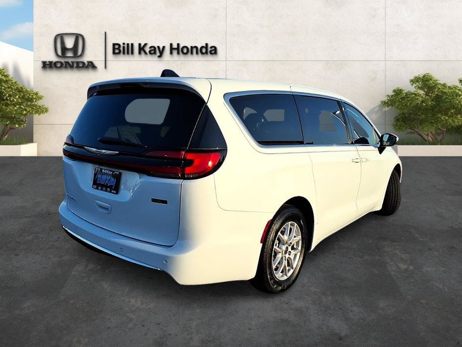 Used 2023 Chrysler Pacifica Touring-L FWD image 3