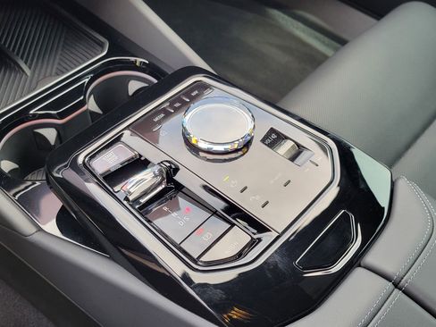 Used 2024 BMW 540i xDrive w/ Executive Package image 23