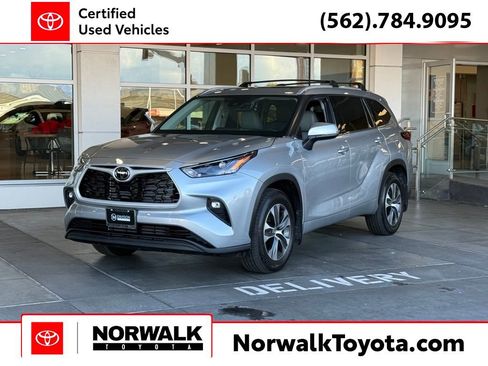 Certified 2022 Toyota Highlander XLE image 1