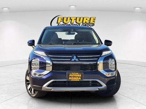 Used 2025 Mitsubishi Outlander SE image 2