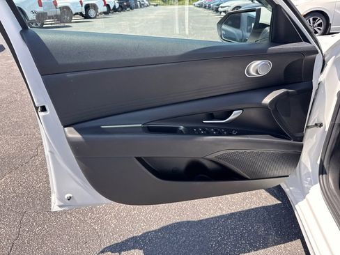 Used 2023 Hyundai Elantra SEL w/ Preferred Accessory Package FWD image 11