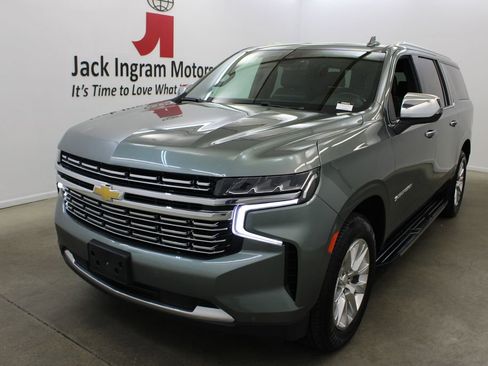 Used 2023 Chevrolet Suburban Premier image 2