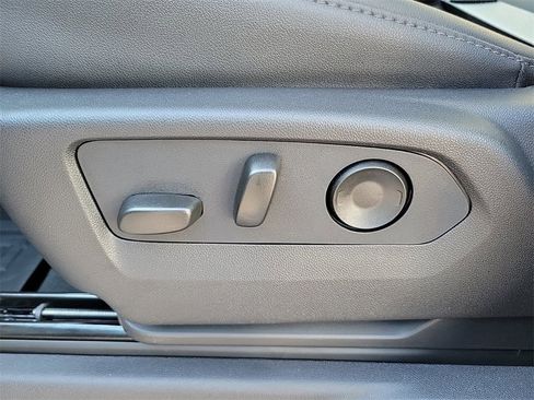 New 2026 GMC Sierra 2500 SLT w/ SLT Convenience Package image 16