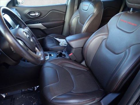 Used 2017 Jeep Cherokee Trailhawk image 12