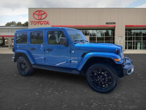 Used 2024 Jeep Wrangler Unlimited Sahara w/ Safety Group AWD/4WD image 3