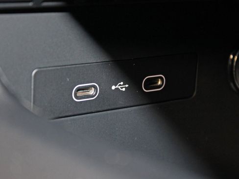 Used 2025 Porsche Macan 4 Electric image 33