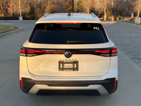 Certified 2025 Volkswagen Tiguan S image 9