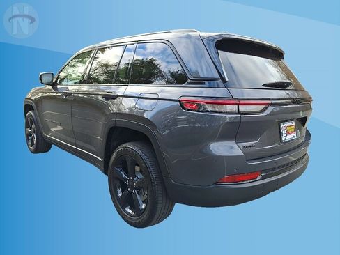 Used 2024 Jeep Grand Cherokee Altitude image 11