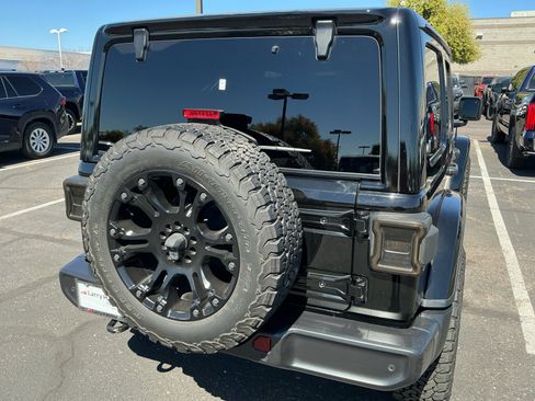 Used 2018 Jeep Wrangler Unlimited Sahara image 24