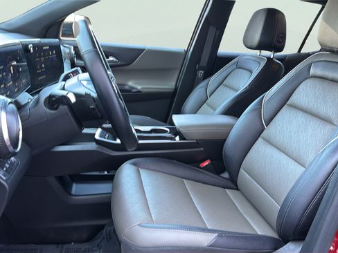 Used 2025 Chevrolet Equinox LT w/ Convenience Package II AWD/4WD image 4