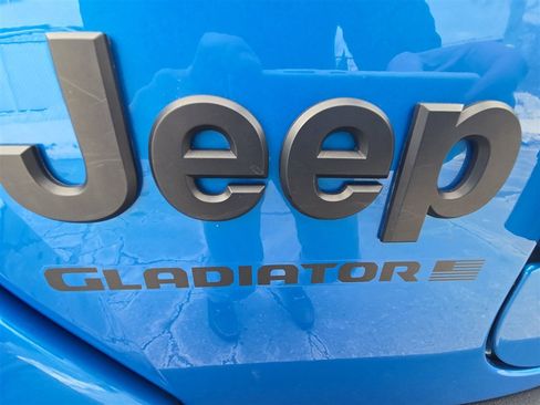 Used 2023 Jeep Gladiator Willys image 31