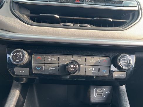 Used 2025 Jeep Compass Limited image 20