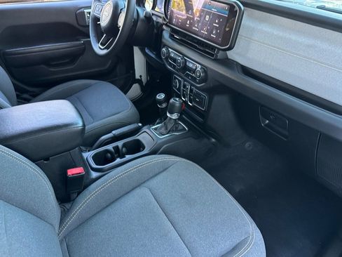 Used 2025 Jeep Gladiator Sport AWD/4WD image 19
