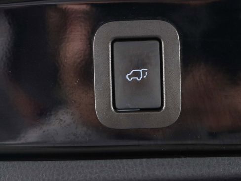 Used 2018 Toyota Highlander SE image 31