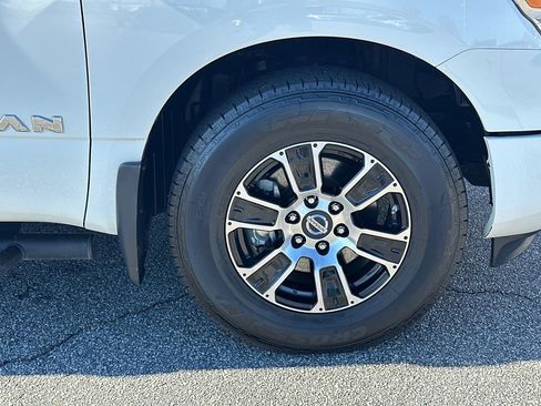 Used 2021 Nissan Titan SV w/ SV Convenience Package image 12