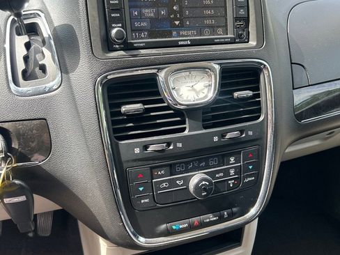 Used 2014 Chrysler Town & Country Touring FWD image 11