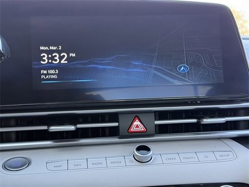 Used 2025 Hyundai Elantra Limited image 15