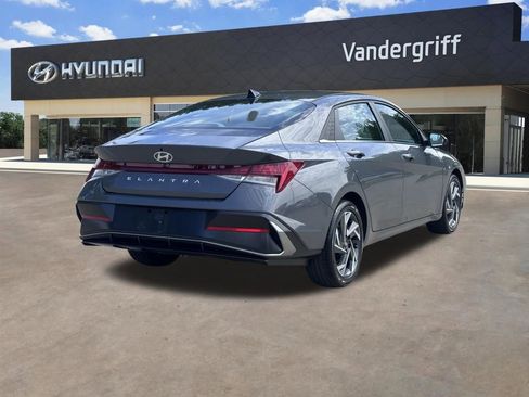 Used 2025 Hyundai Elantra SEL FWD image 13