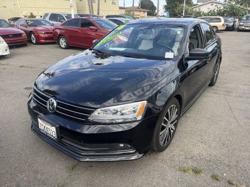 Used 2016 Volkswagen Jetta Sport FWD image 2