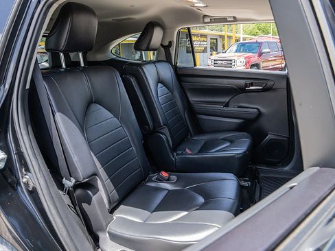 Used 2020 Toyota Highlander XLE FWD image 22