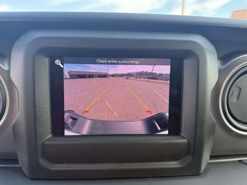 Used 2023 Jeep Gladiator Sport image 20