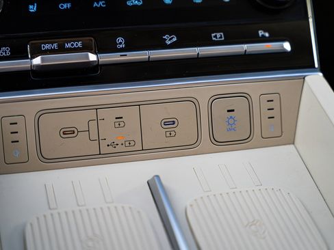 Used 2025 Hyundai Santa Fe Calligraphy w/ Tow & Go Package image 44