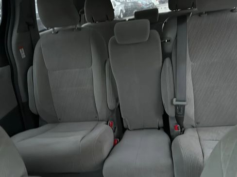 Used 2018 Toyota Sienna LE image 29