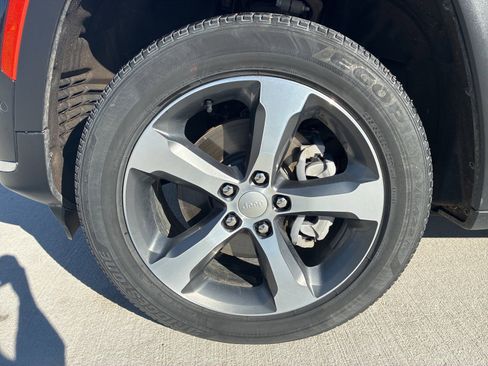 Used 2023 Jeep Grand Cherokee L Limited w/ Luxury Tech Group II image 12