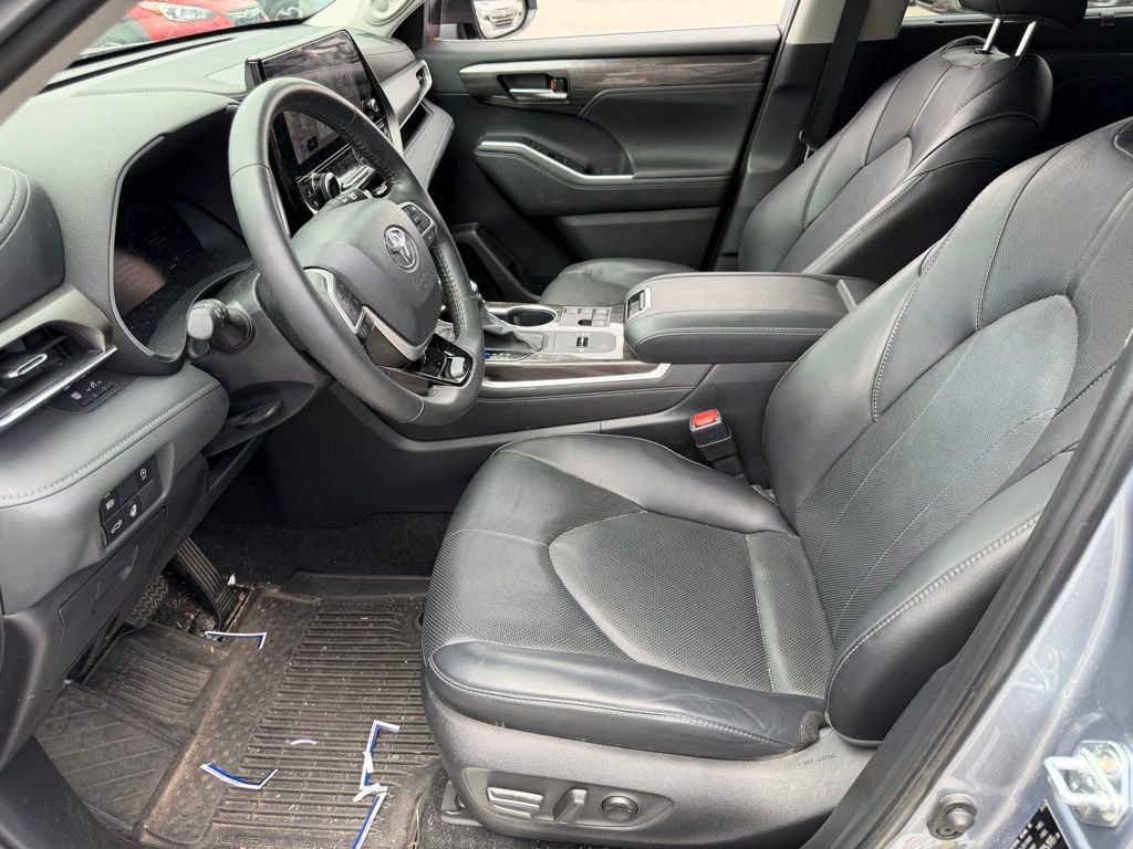 Used 2024 Toyota Highlander Limited FWD image 24