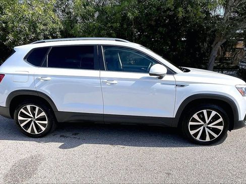 Certified 2022 Volkswagen Taos SE image 4