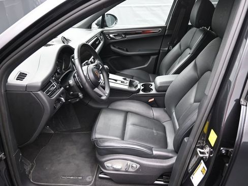 Certified 2025 Porsche Macan AWD/4WD image 7