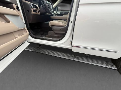 Used 2022 Lincoln Navigator Reserve AWD/4WD image 13