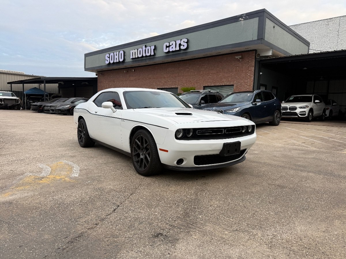 Used 2015 Dodge Challenger SXT w/ Driver Convenience Group RWD image 2