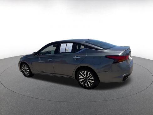 Used 2025 Nissan Altima 2.5 SV FWD image 9