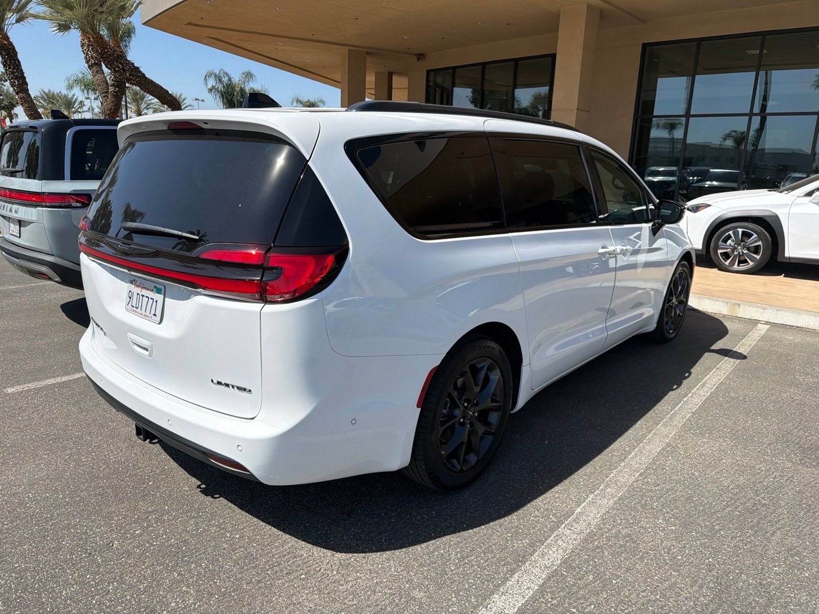 Used 2024 Chrysler Pacifica Limited w/ Uconnect Theater Family Group FWD image 4