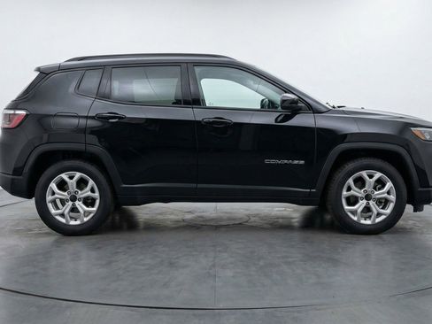 Used 2025 Jeep Compass Latitude AWD/4WD image 11