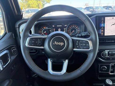 Used 2025 Jeep Wrangler Unlimited Sahara AWD/4WD image 17