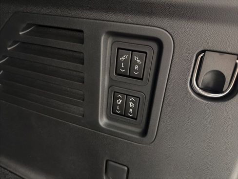Used 2026 Chevrolet Traverse RS FWD image 37