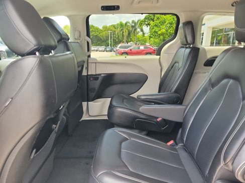 Used 2023 Chrysler Pacifica Touring-L FWD image 15