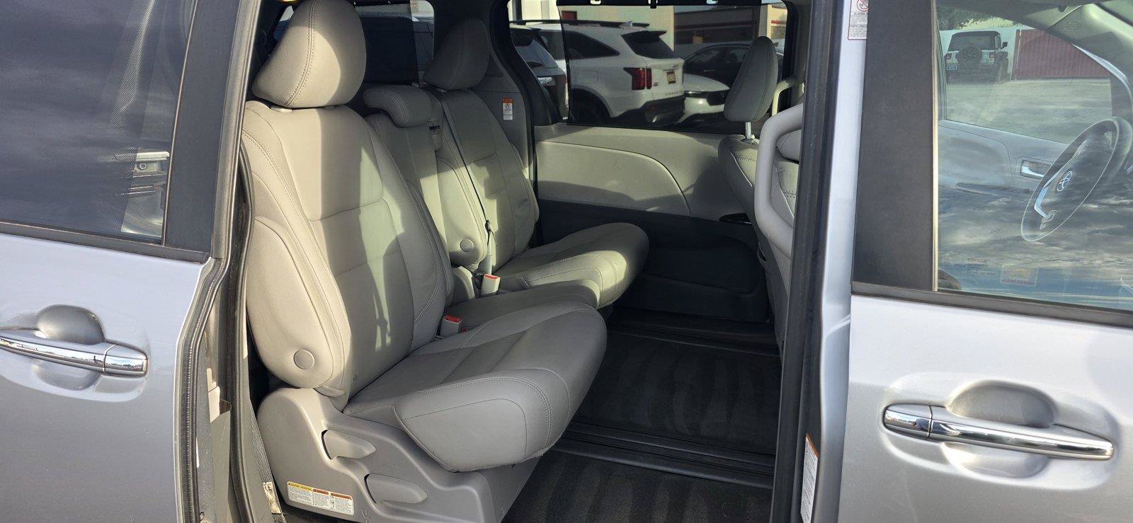 Used 2018 Toyota Sienna XLE FWD image 12