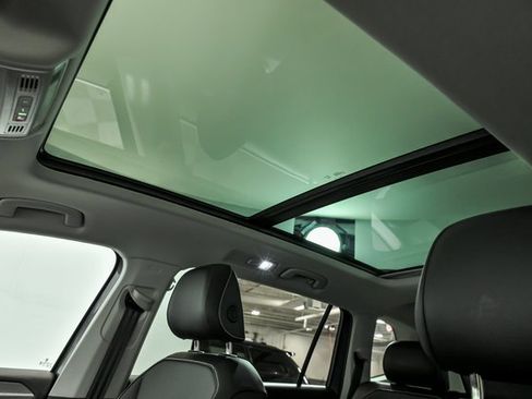 Certified 2024 Volkswagen Tiguan SE w/ Panoramic Sunroof Package image 11