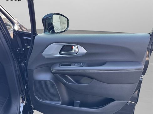 New 2026 Chrysler Pacifica Limited image 41